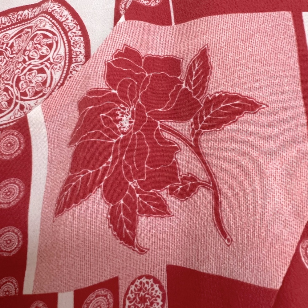 Maniere (L) Red White Floral Medallion Patch Canada Resort Sleeveless Tie Top - Picture 5 of 10